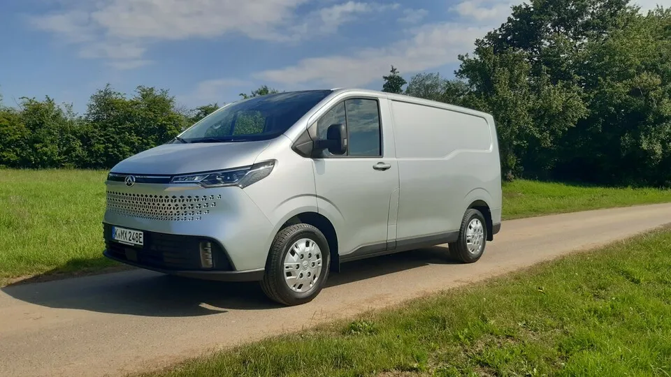 Den Maxus eDeliver 7 gibt es in zwei Längen als 4,99 und 5,36 Meter langen Kastenwagen.